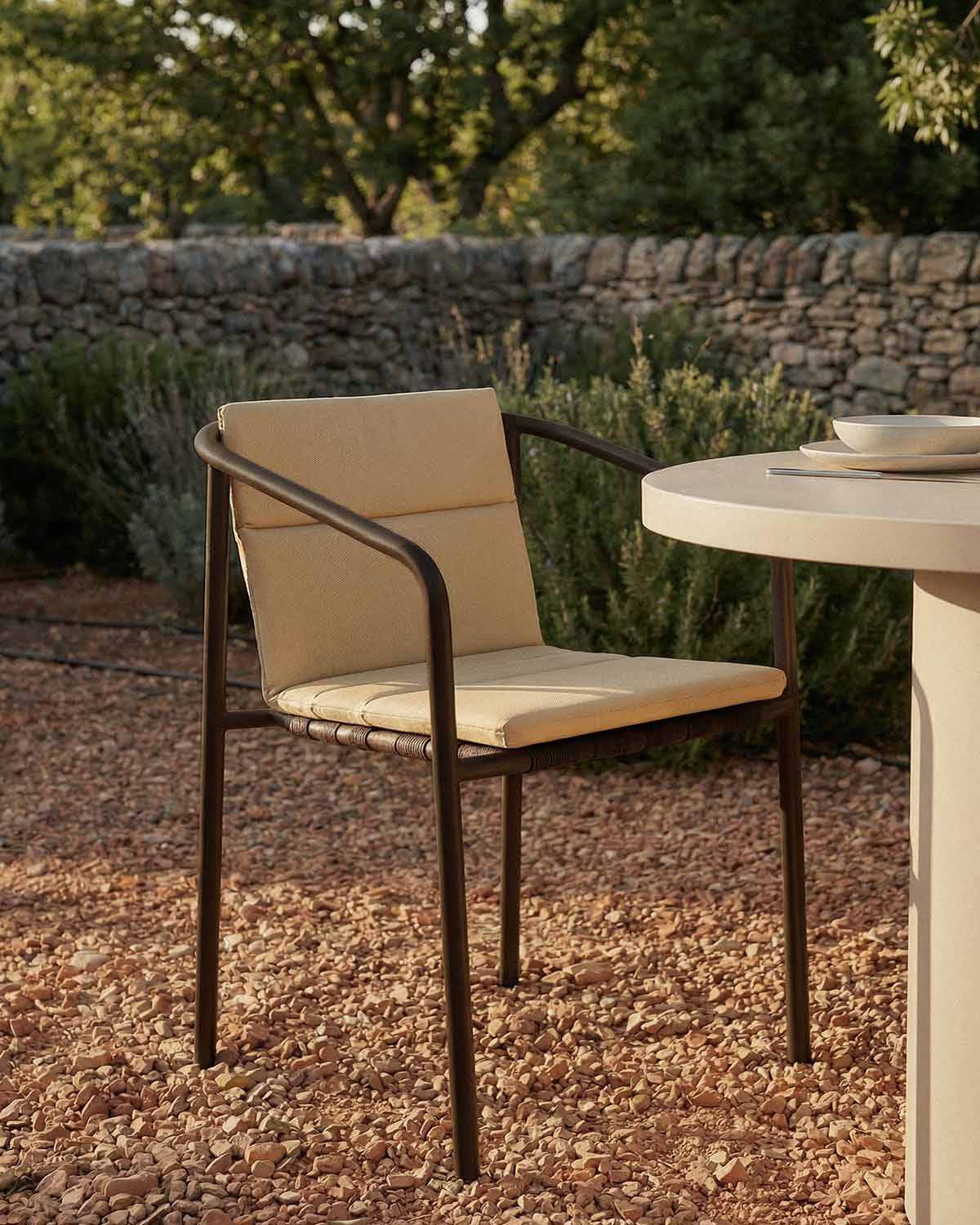 Outdoor chair with armrests in aluminum and Vinke fabric