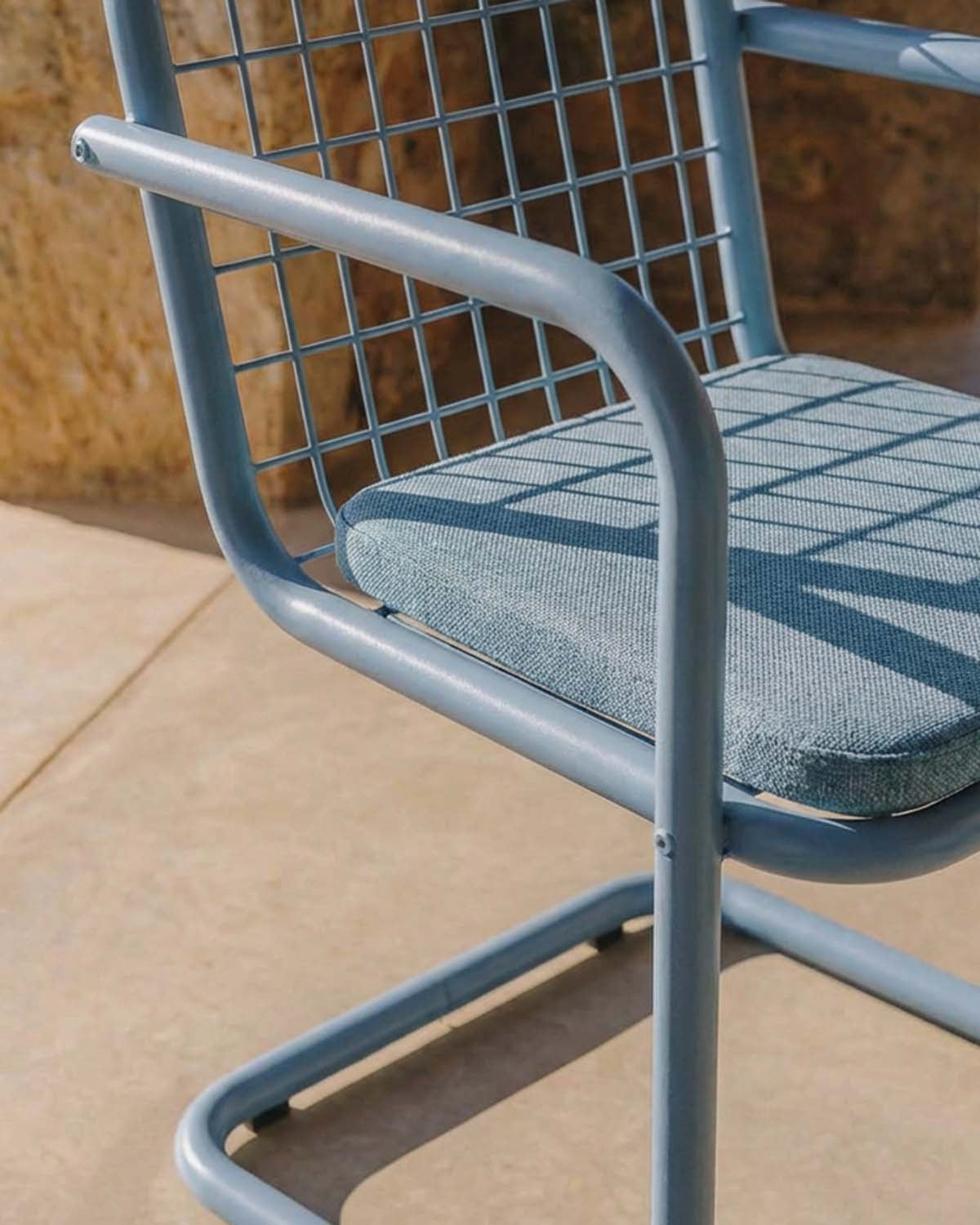 Biaritz outdoor chair with metal armrests