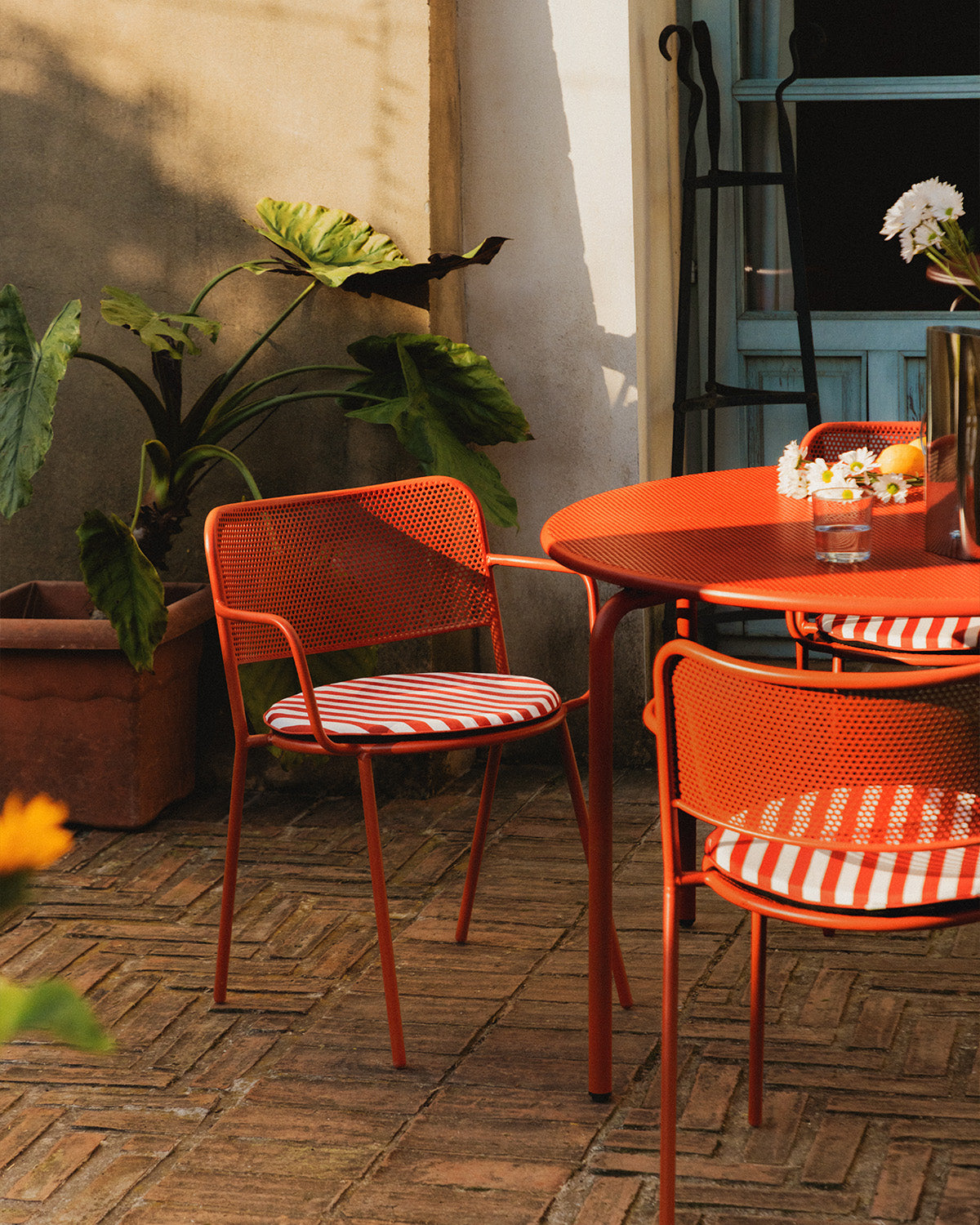 Dorothea outdoor chair with metal armrests