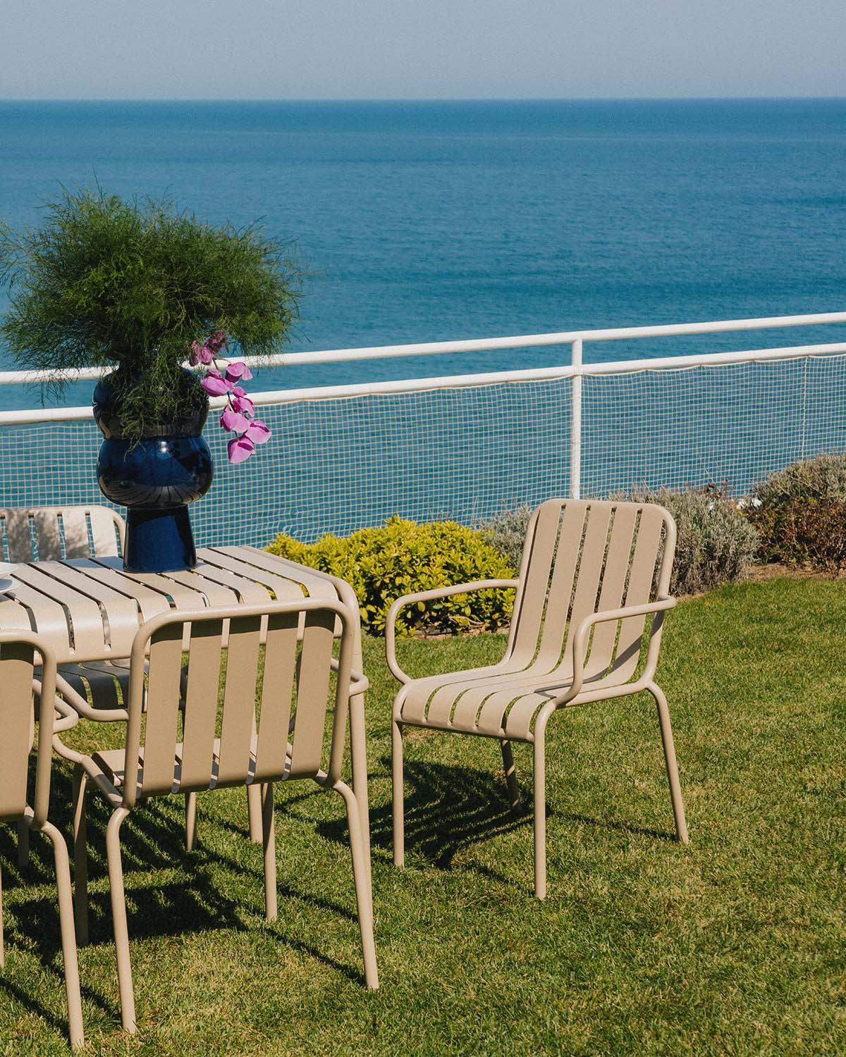 Tavo outdoor chair with metal armrests