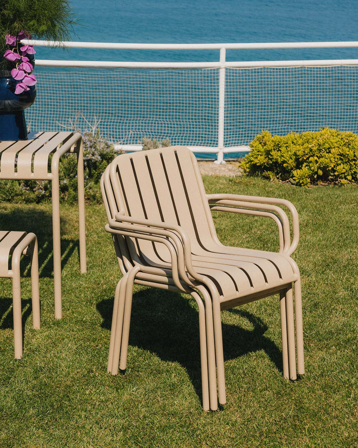 Tavo outdoor chair with metal armrests