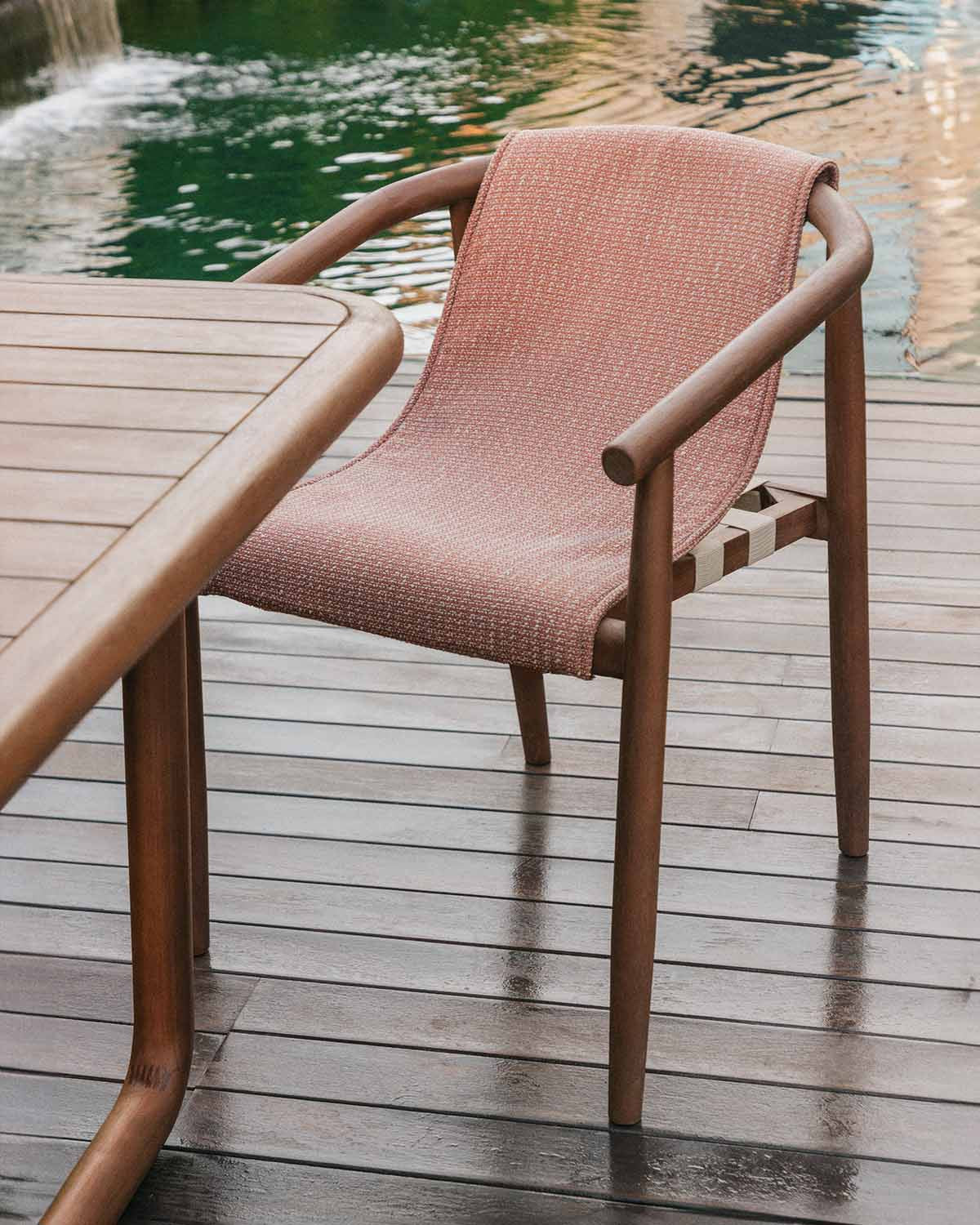 Outdoor chair in eucalyptus wood and Clhoti fabric