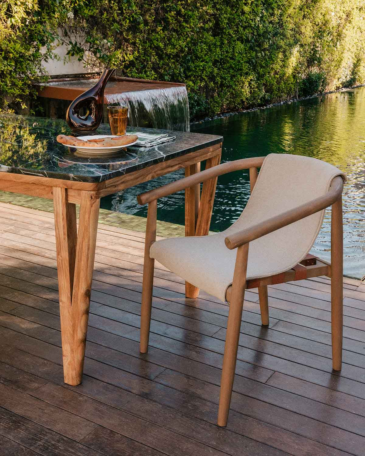 Outdoor chair in eucalyptus wood and Clhoti fabric
