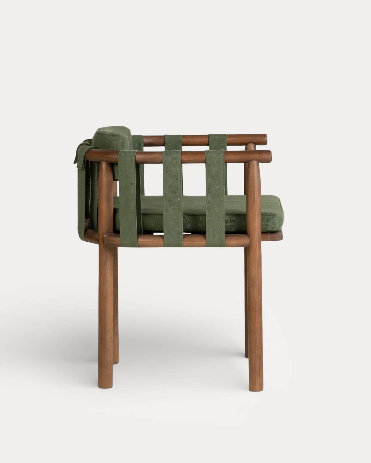 Dining chair with armrests in eucalyptus wood and Edvard fabric