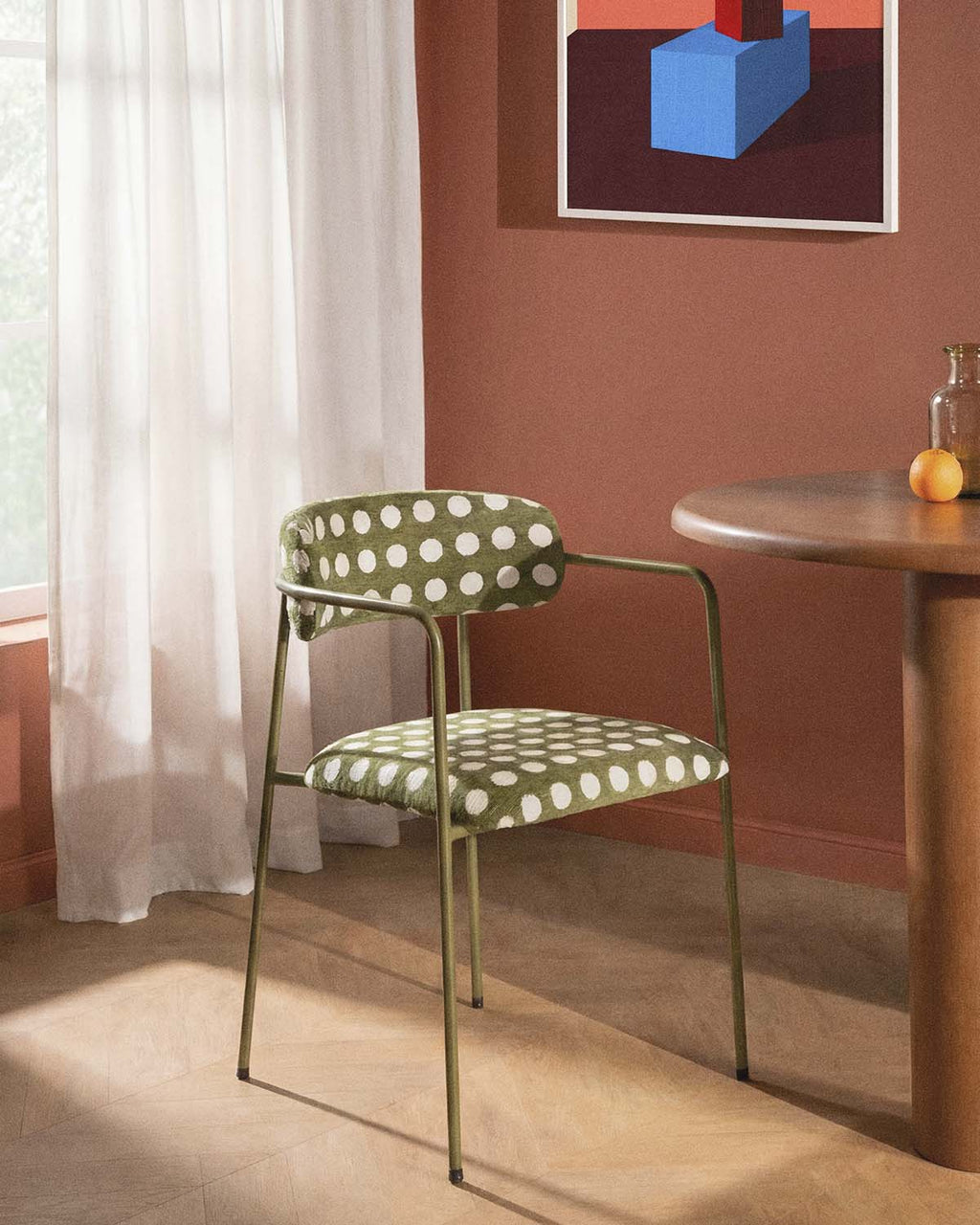 Dining room chair with metal armrests and Myretia fabric