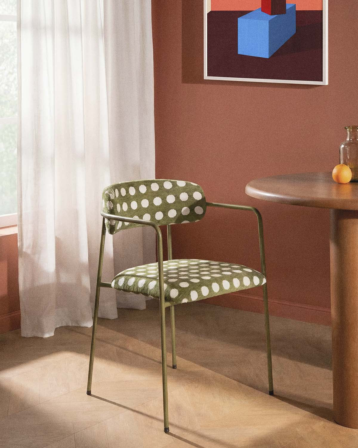 Dining room chair with metal armrests and Myretia fabric