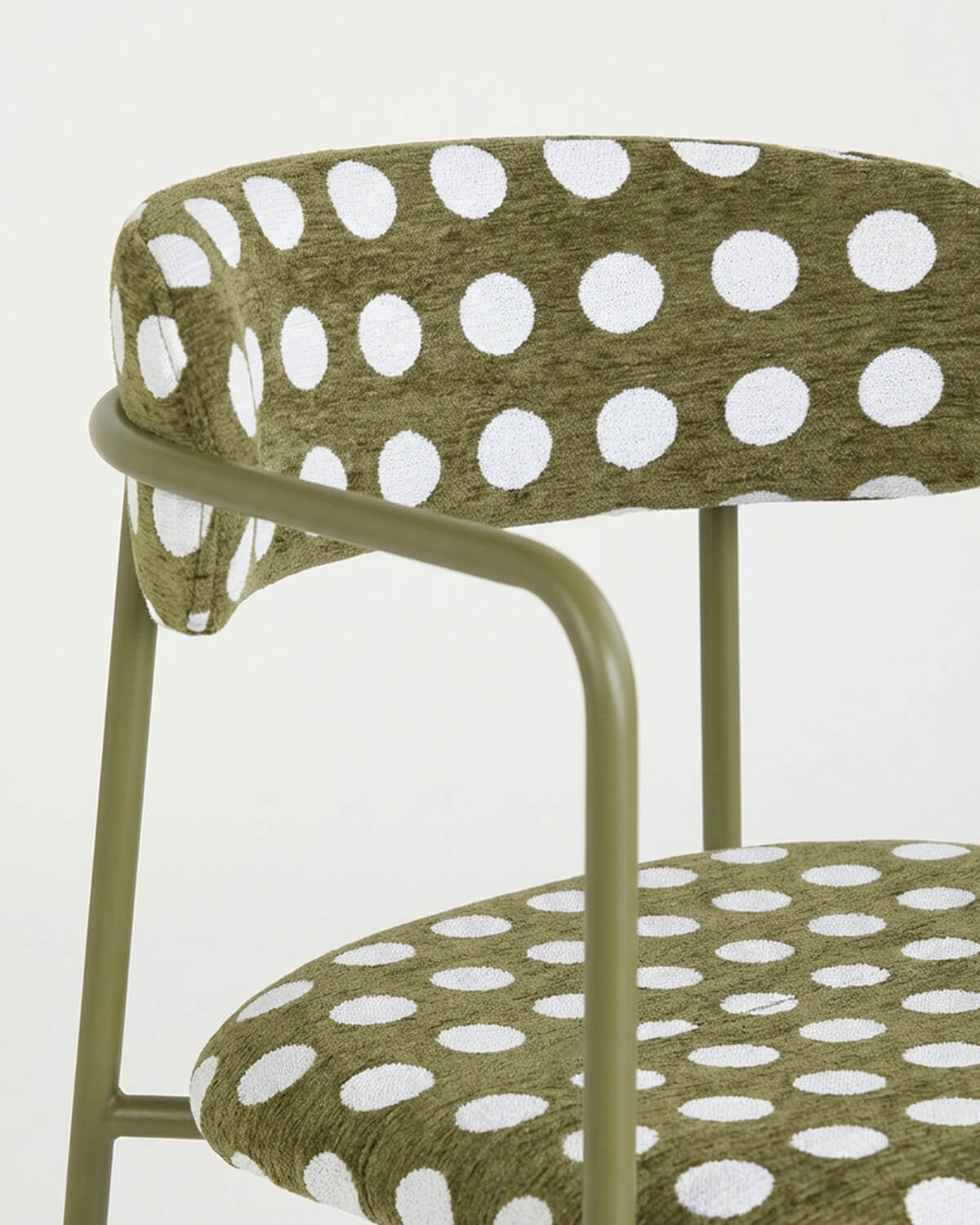 Dining room chair with metal armrests and Myretia fabric