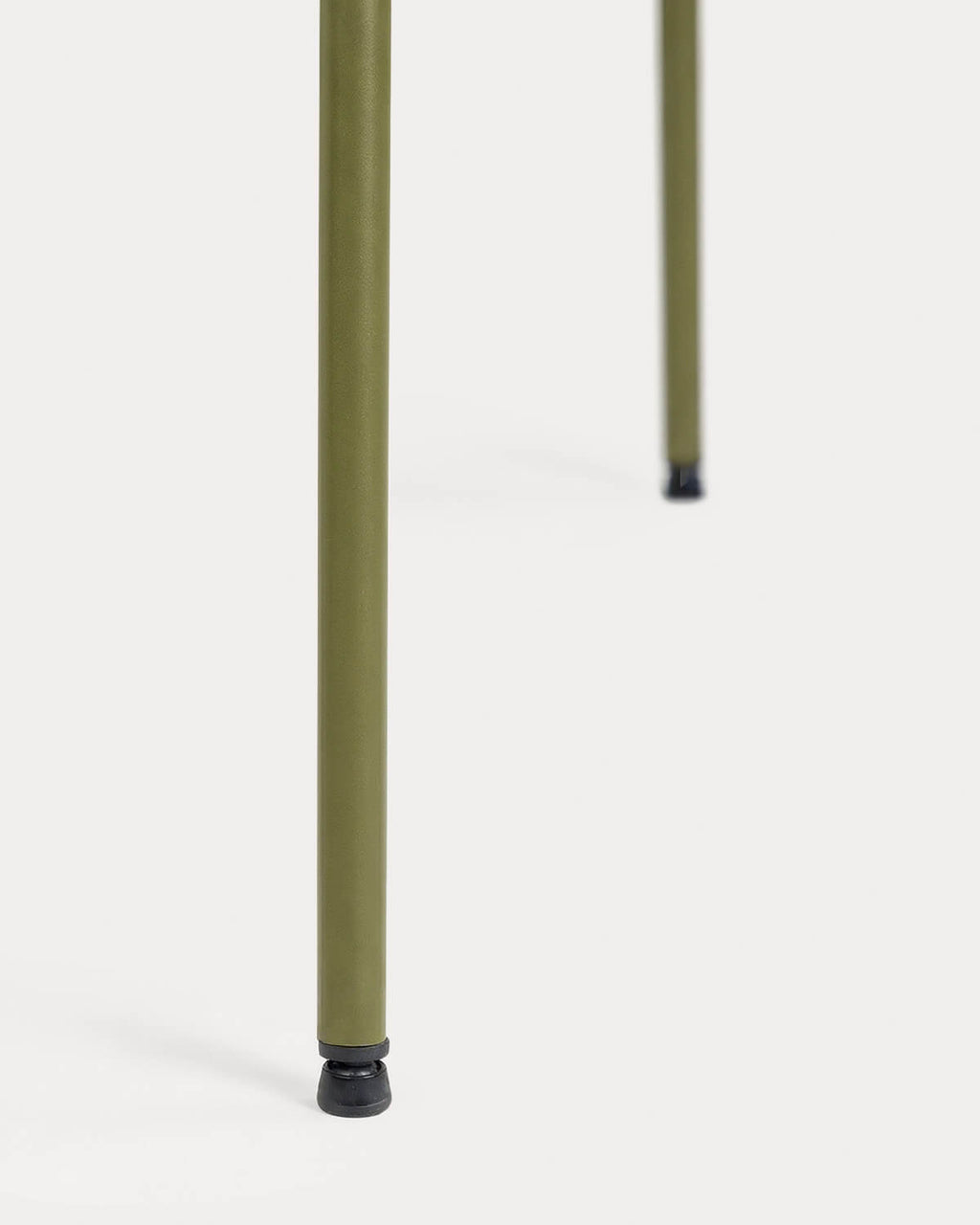 Dining room chair with metal armrests and Myretia fabric