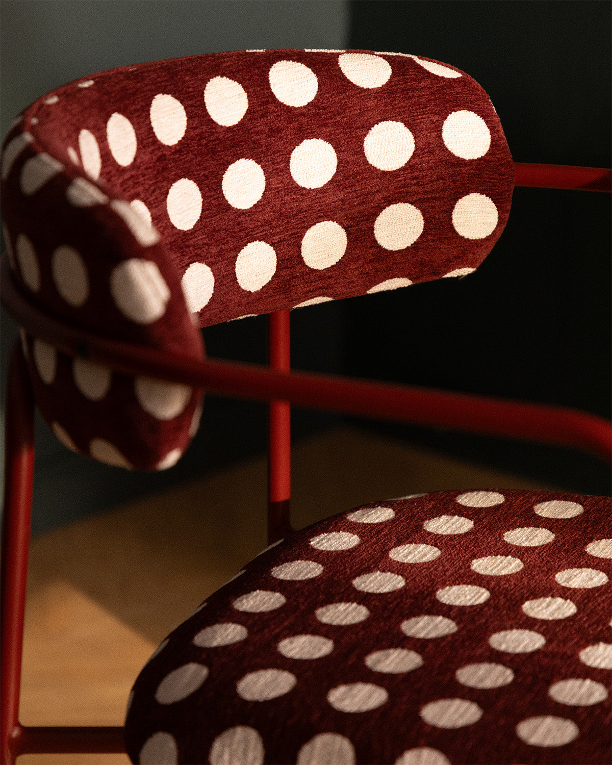 Dining room chair with metal armrests and Myretia fabric