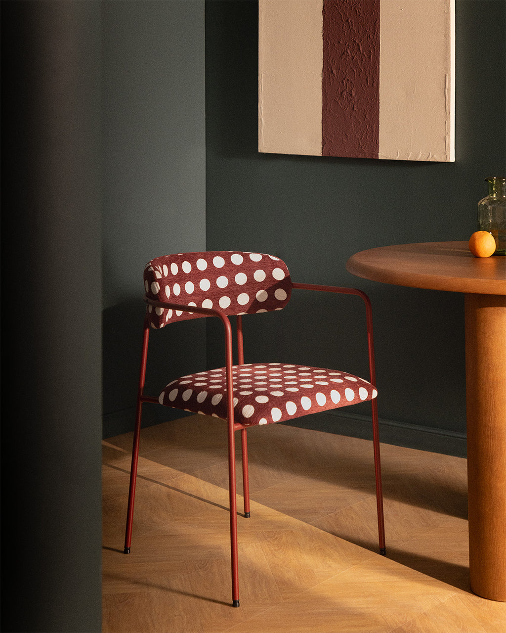 Dining room chair with metal armrests and Myretia fabric