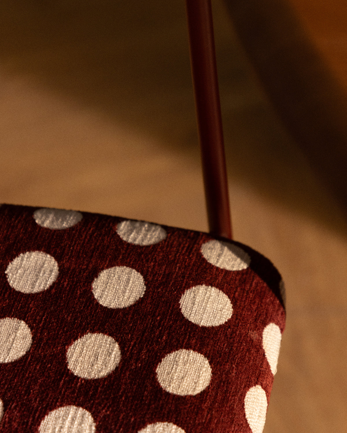 Dining room chair with metal armrests and Myretia fabric