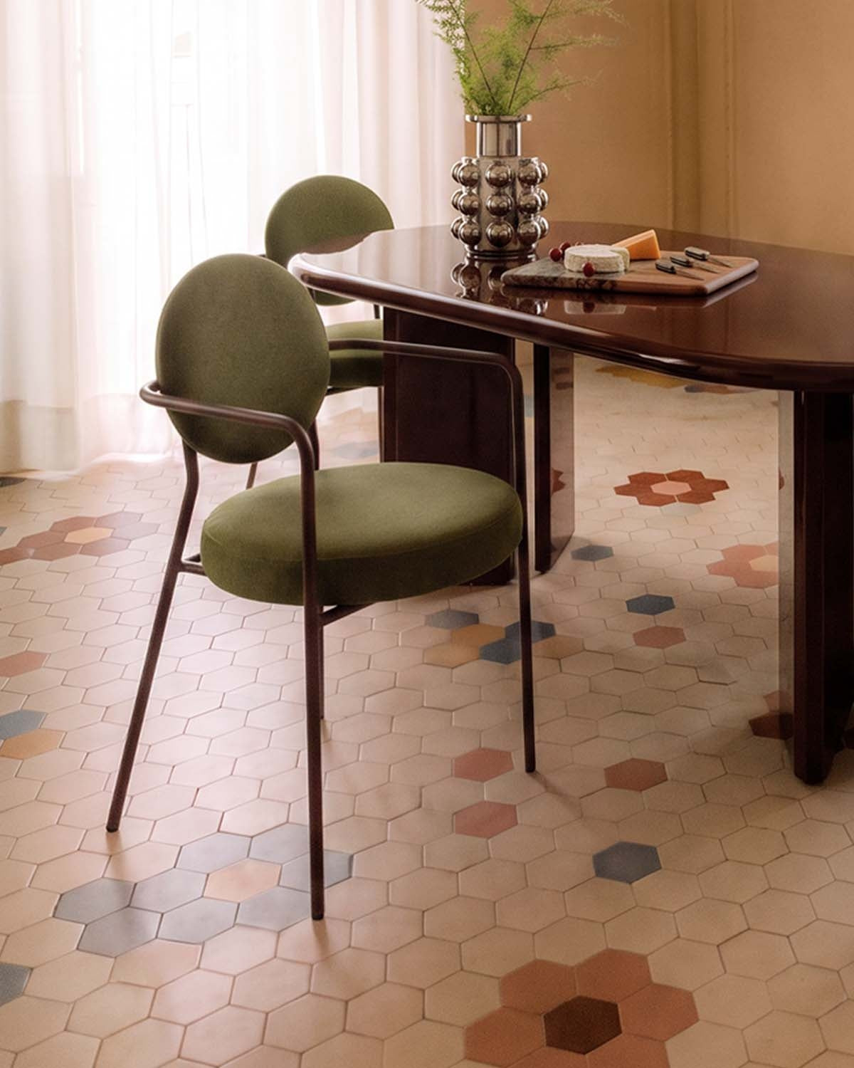 Dining chair with metal armrests and Polke fabric