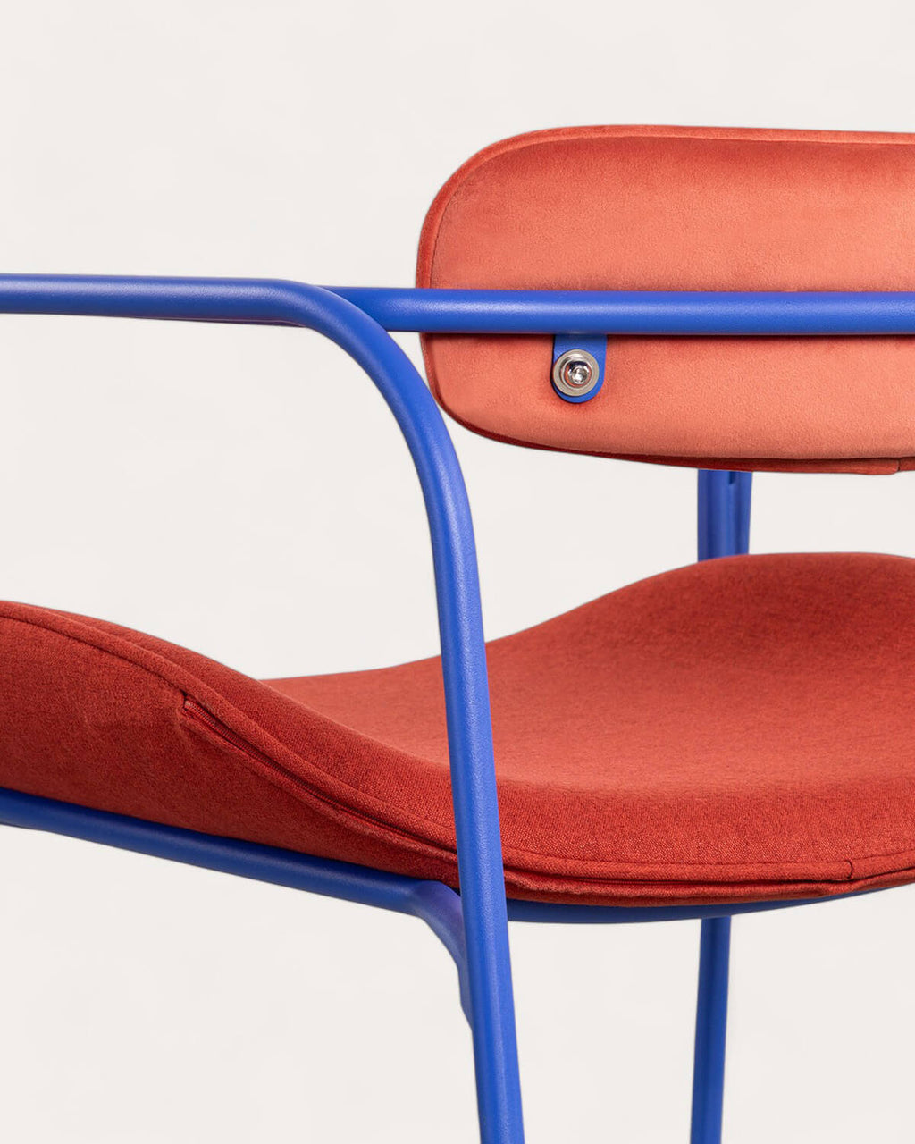 Dining chair with armrests in velvet and Ilan fabric