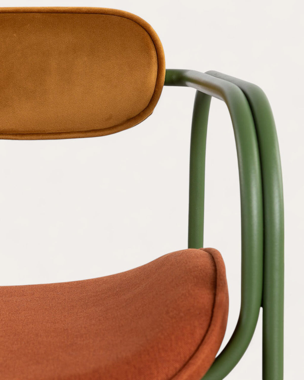 Dining chair with armrests in velvet and Ilan fabric