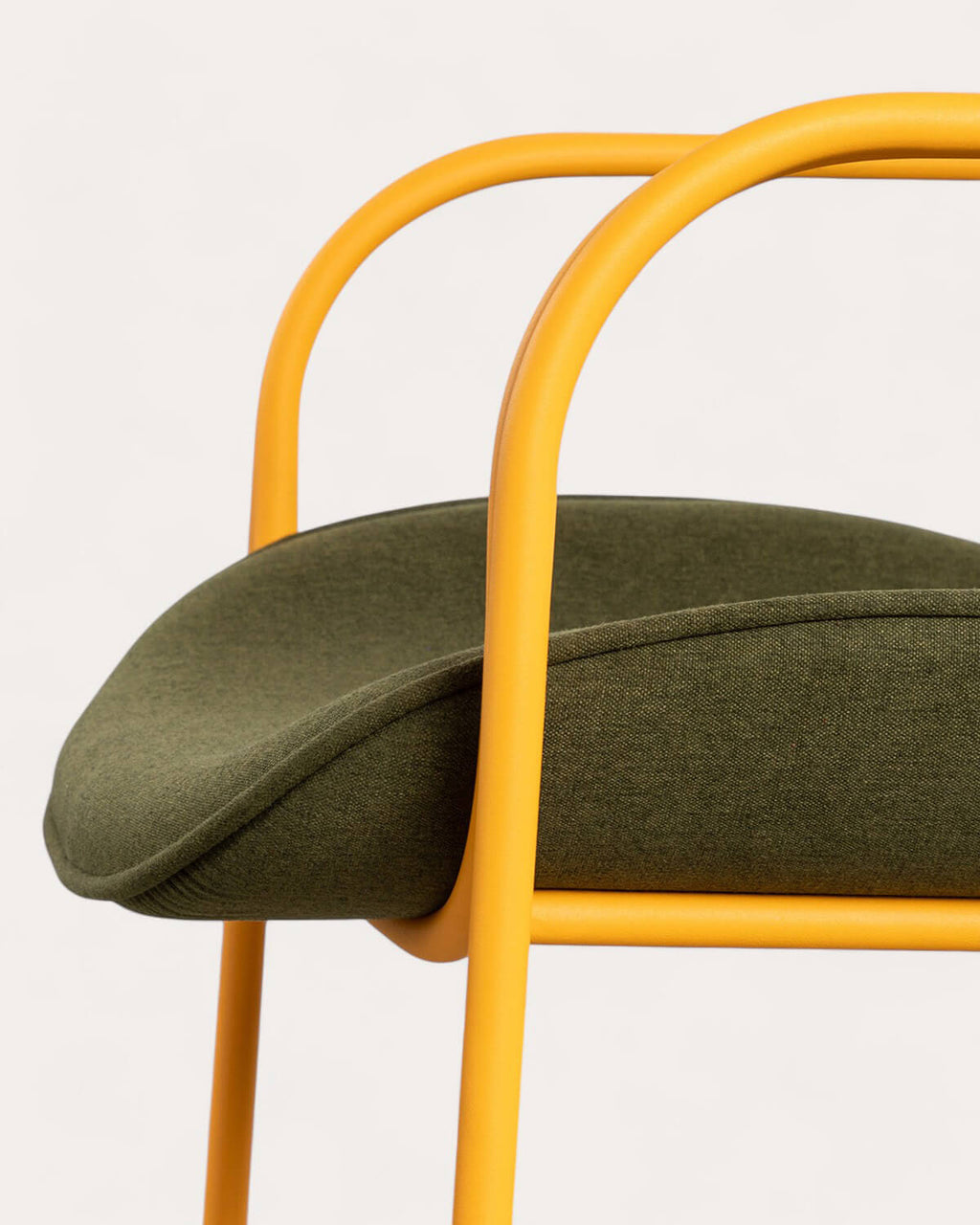 Dining chair with armrests in velvet and Ilan fabric