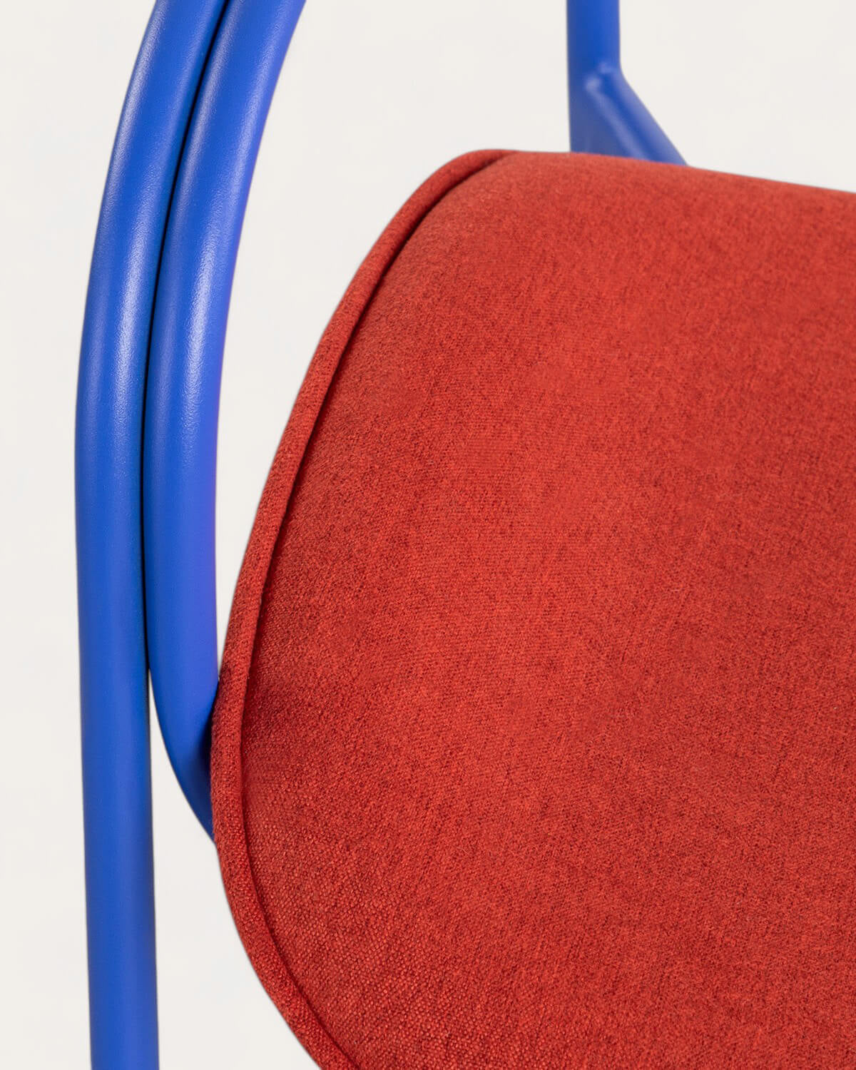 Dining chair with armrests in velvet and Ilan fabric