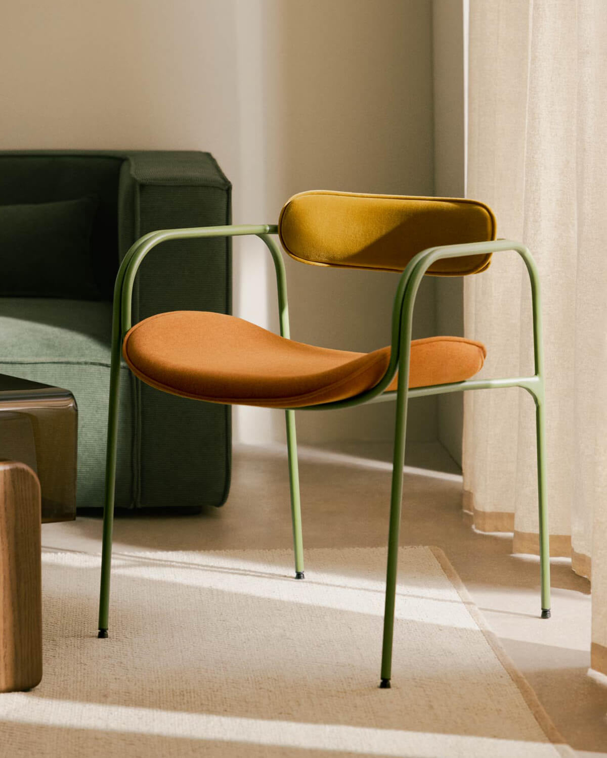 Dining chair with armrests in velvet and Ilan fabric