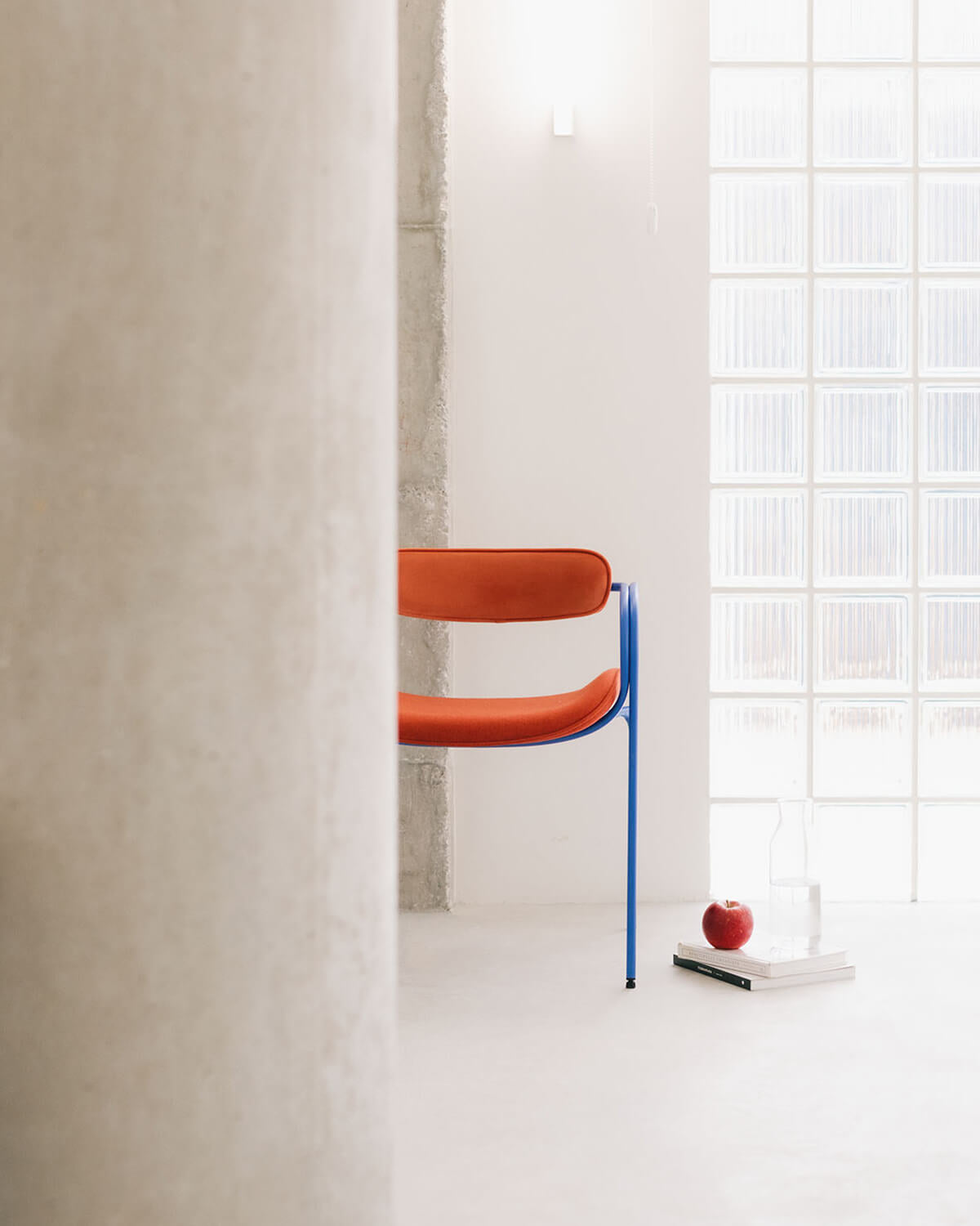 Dining chair with armrests in velvet and Ilan fabric