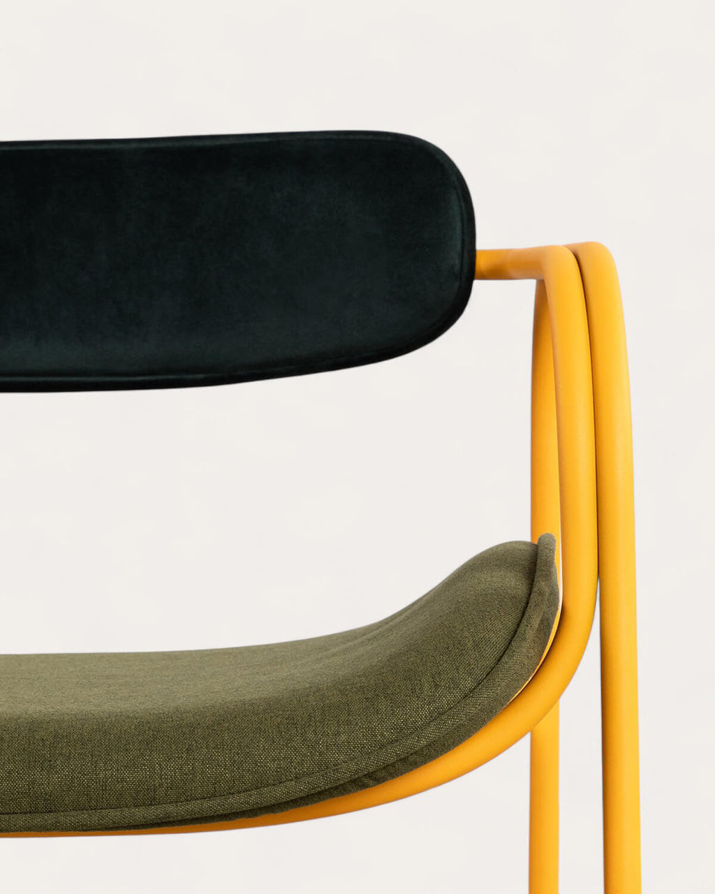 Dining chair with armrests in velvet and Ilan fabric