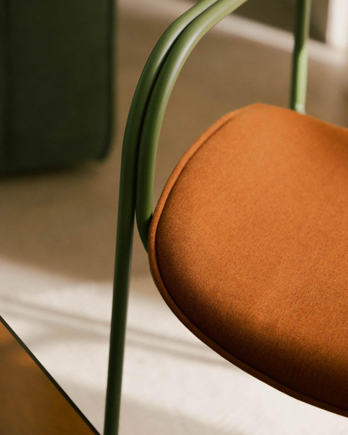 Dining chair with armrests in velvet and Ilan fabric