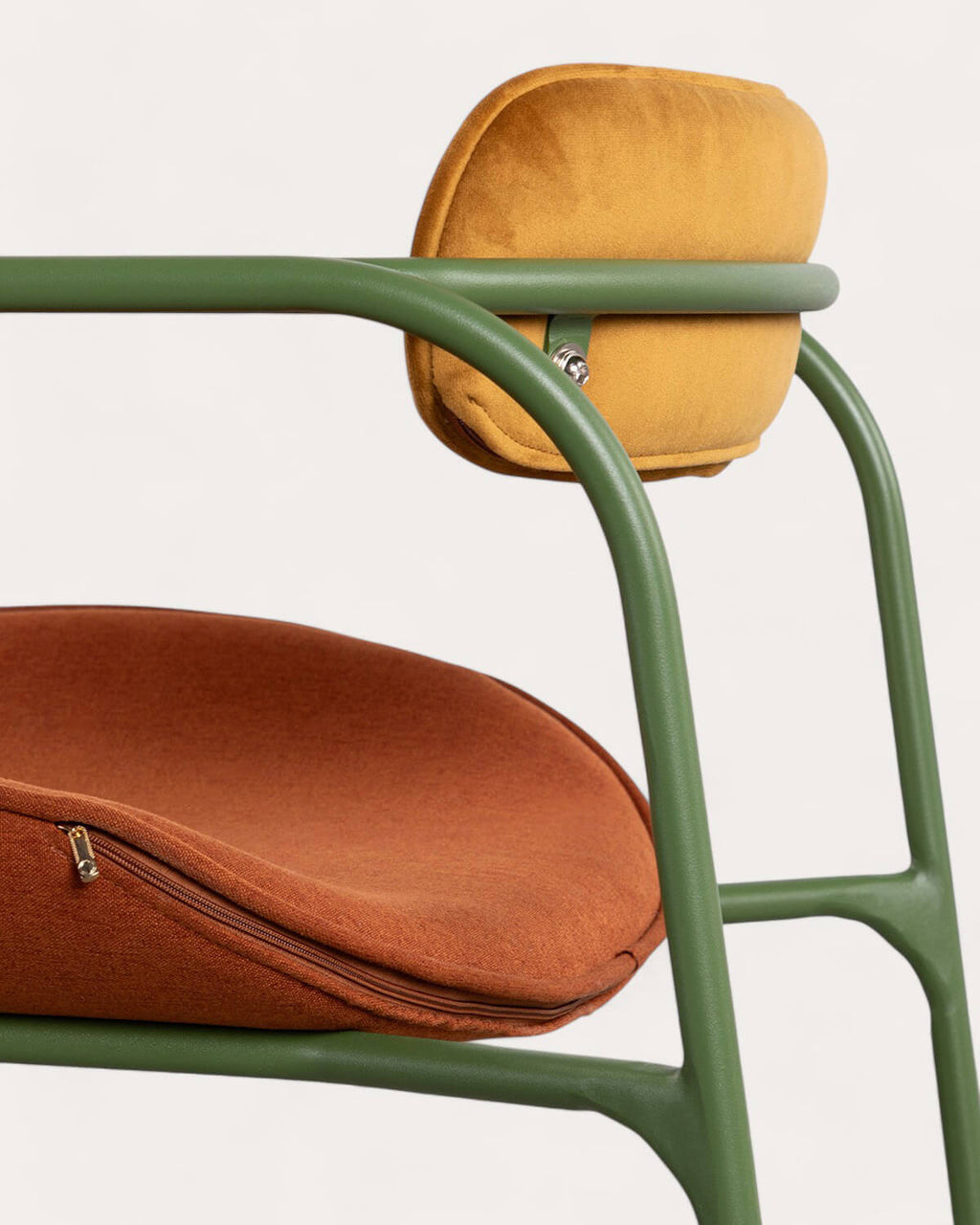 Dining chair with armrests in velvet and Ilan fabric