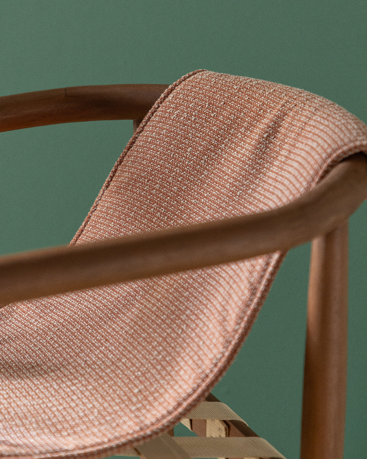 Dining room chair in eucalyptus wood and Clhoti fabric