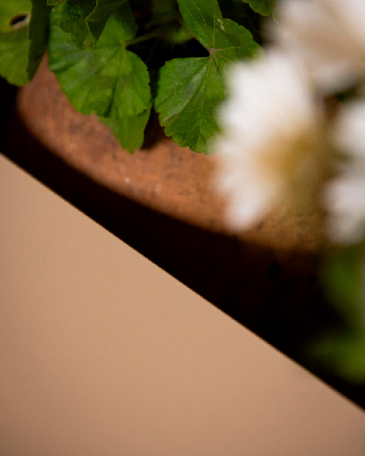 Eliam metal planter