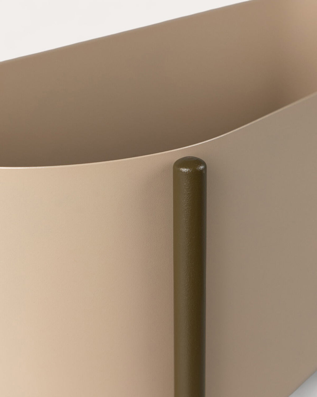 Eliam metal planter