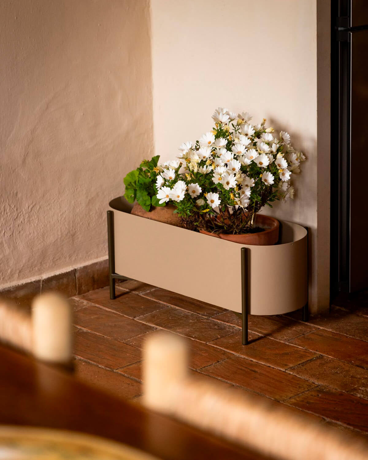 Eliam metal planter
