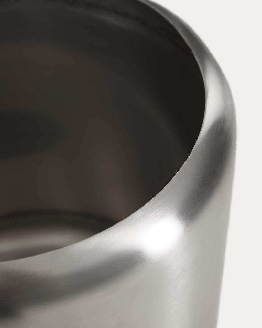 Larlysha round metal planter