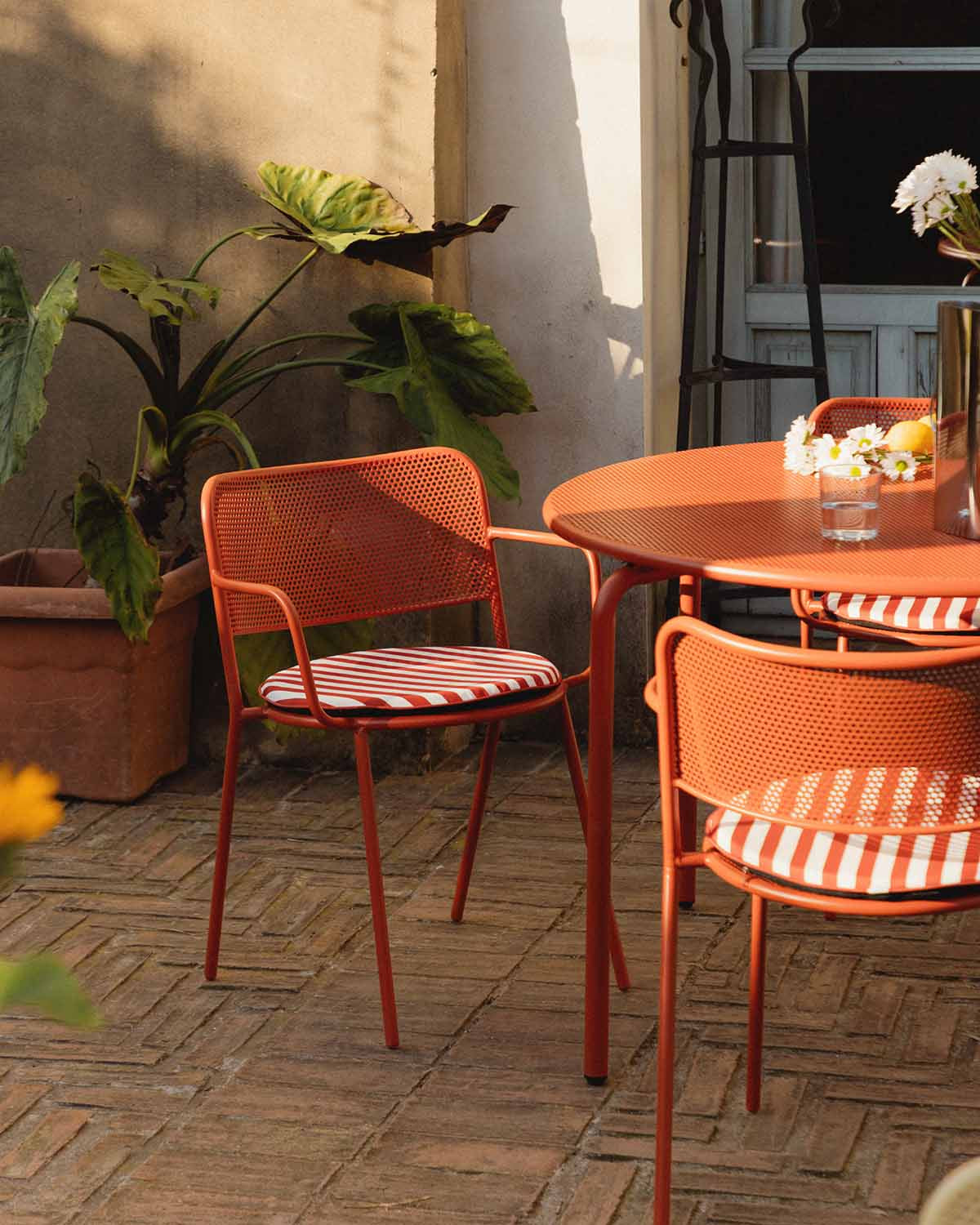 Pack 2 outdoor chairs with metal armrests Dorothea