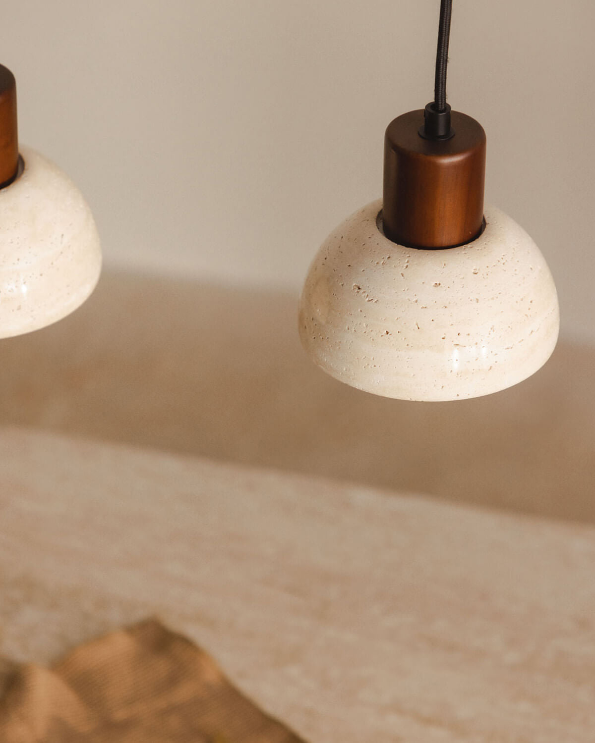 Pendant light with 3 light points in travertine marble and May wood