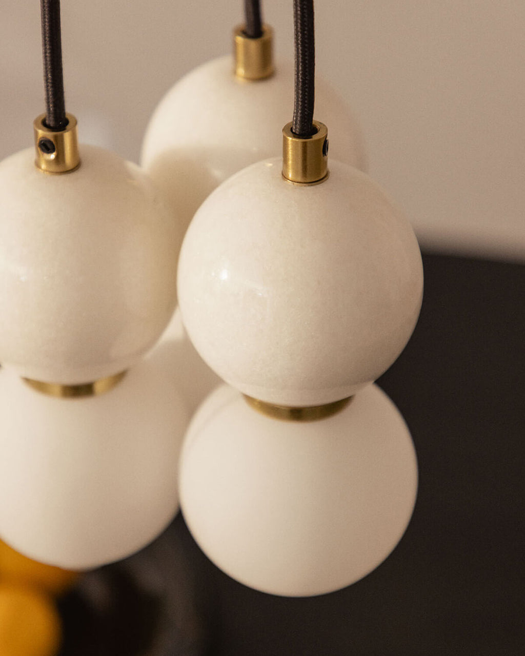 Metal pendant light with 3 light points with Valenes marble