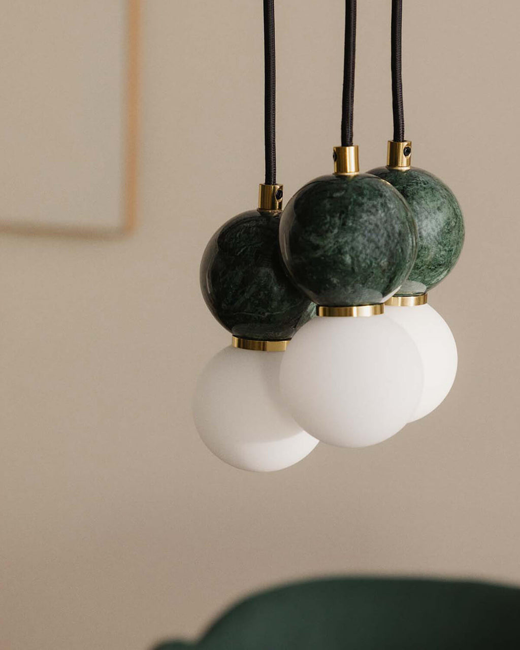 Metal pendant light with 3 light points with Valenes marble