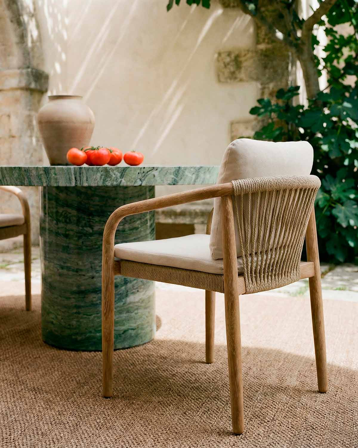 Acacia wood outdoor chair with Loli cushion
