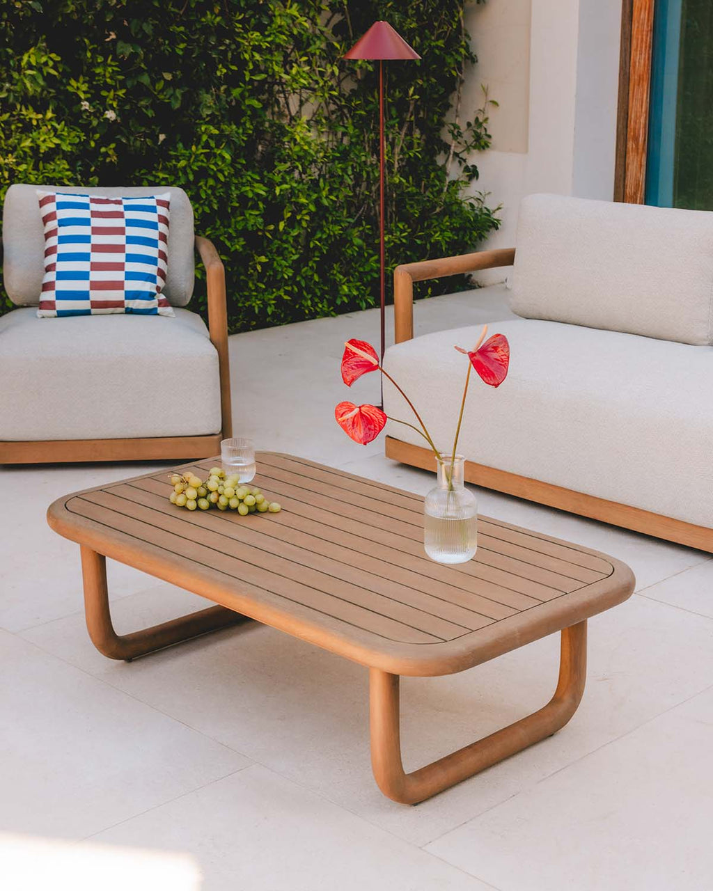 Edvard rectangular outdoor coffee table 110x65 cm in eucalyptus wood