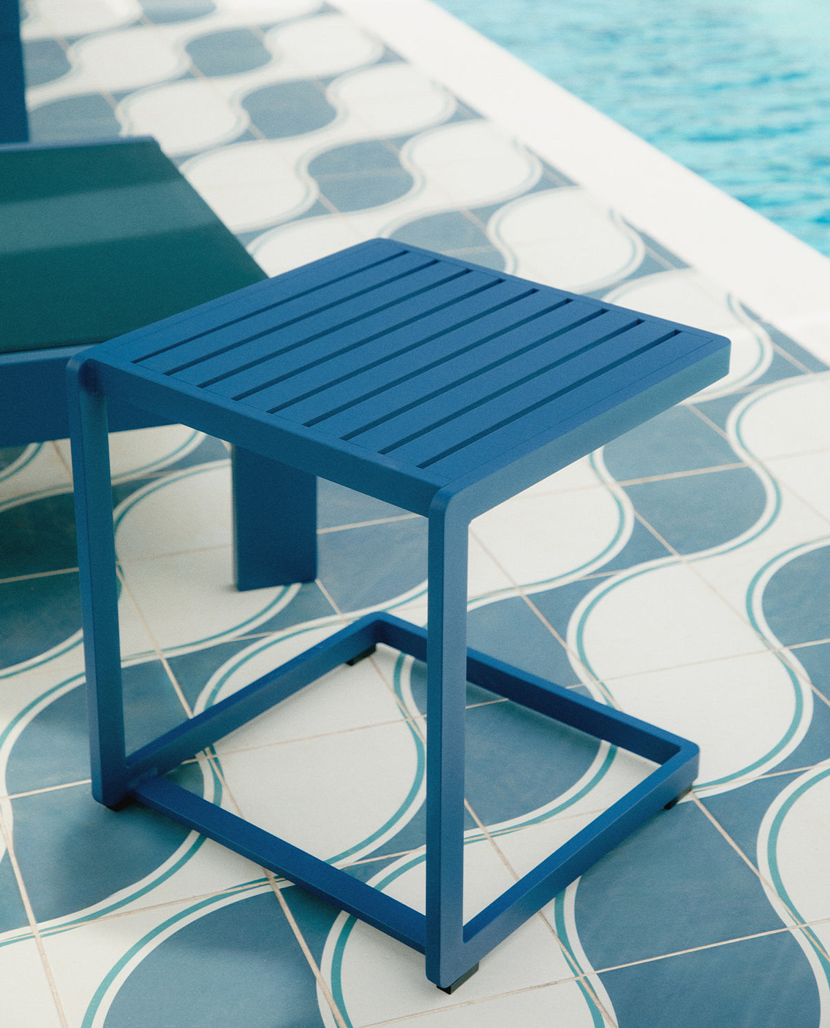 Square outdoor side table 40x40 cm in aluminum Kreta Colors