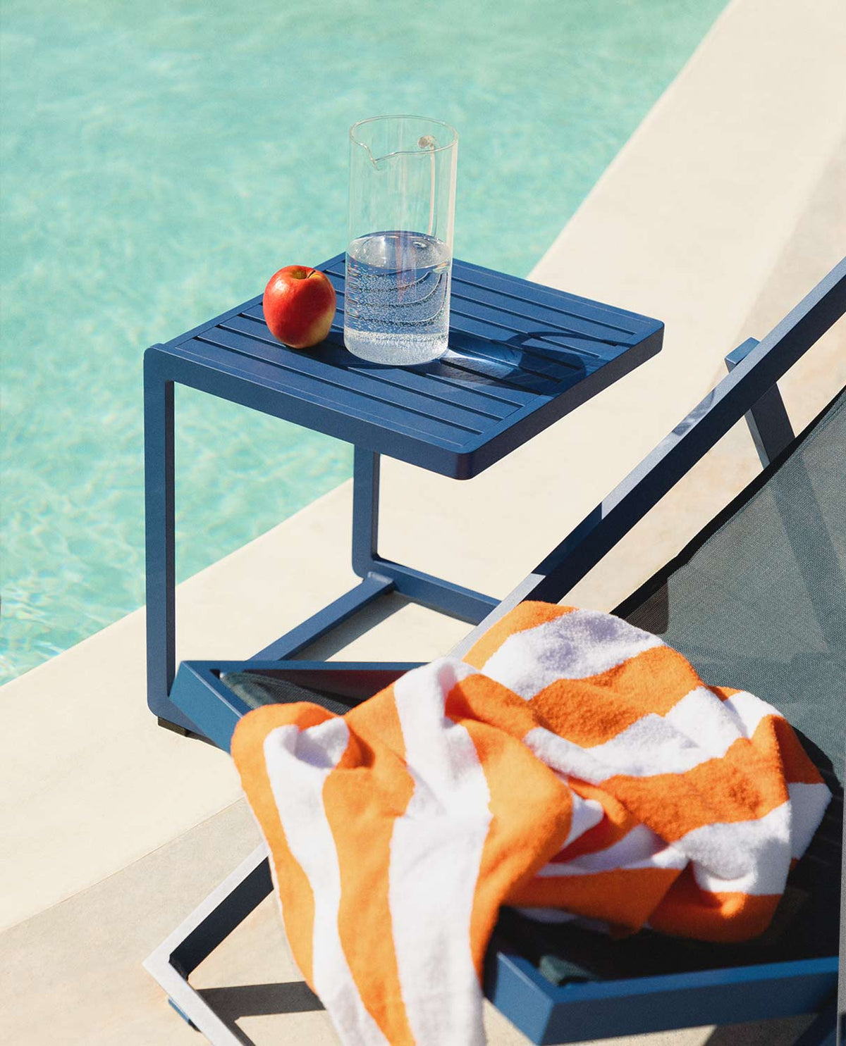 Square outdoor side table 40x40 cm in aluminum Kreta Colors