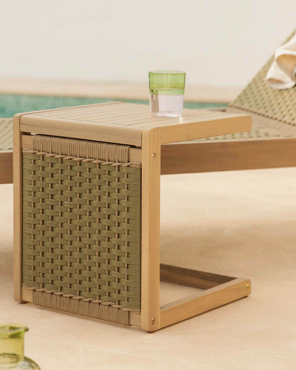 Outdoor side table 40x40 cm in acacia wood and Mirle rope