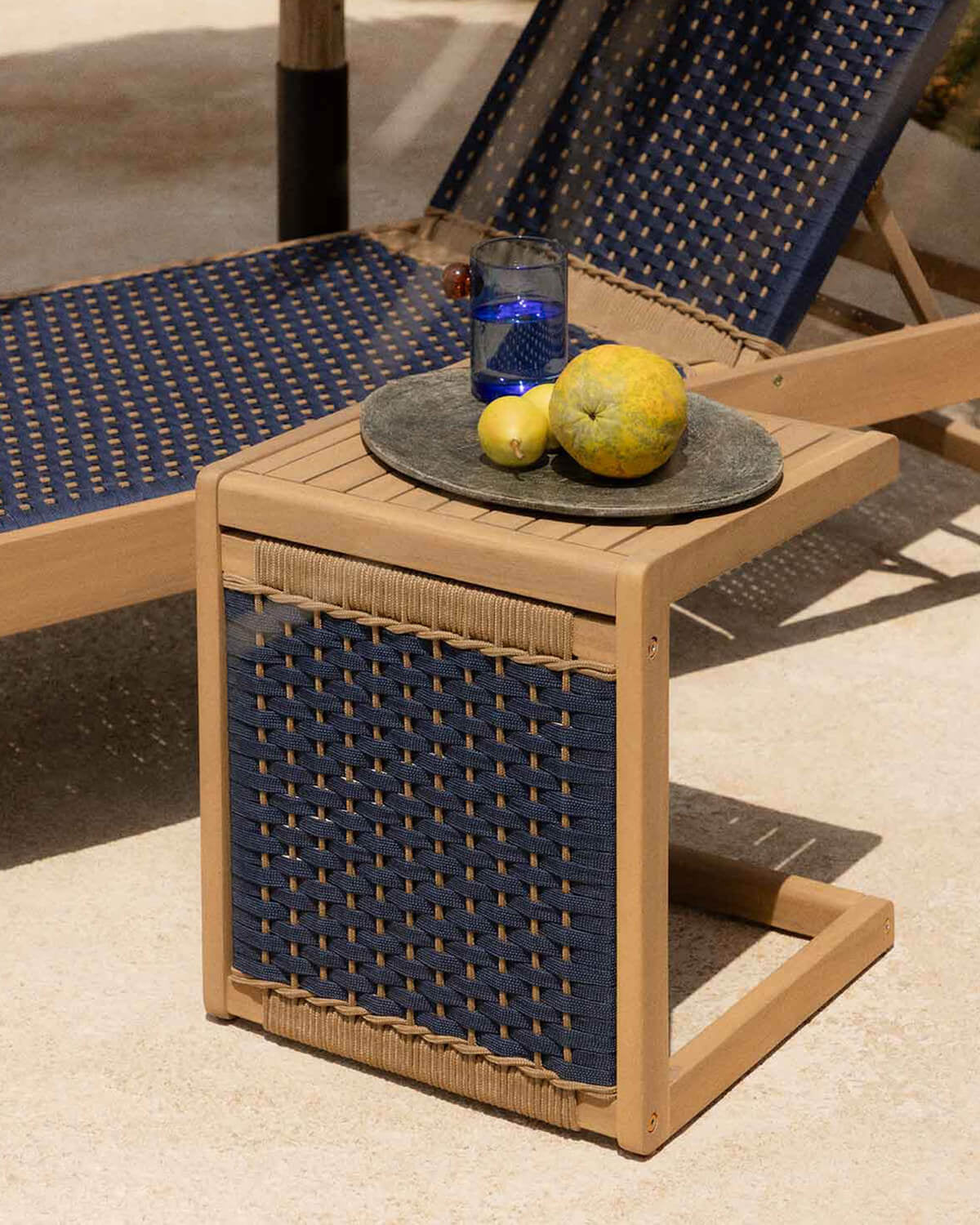 Outdoor side table 40x40 cm in acacia wood and Mirle rope