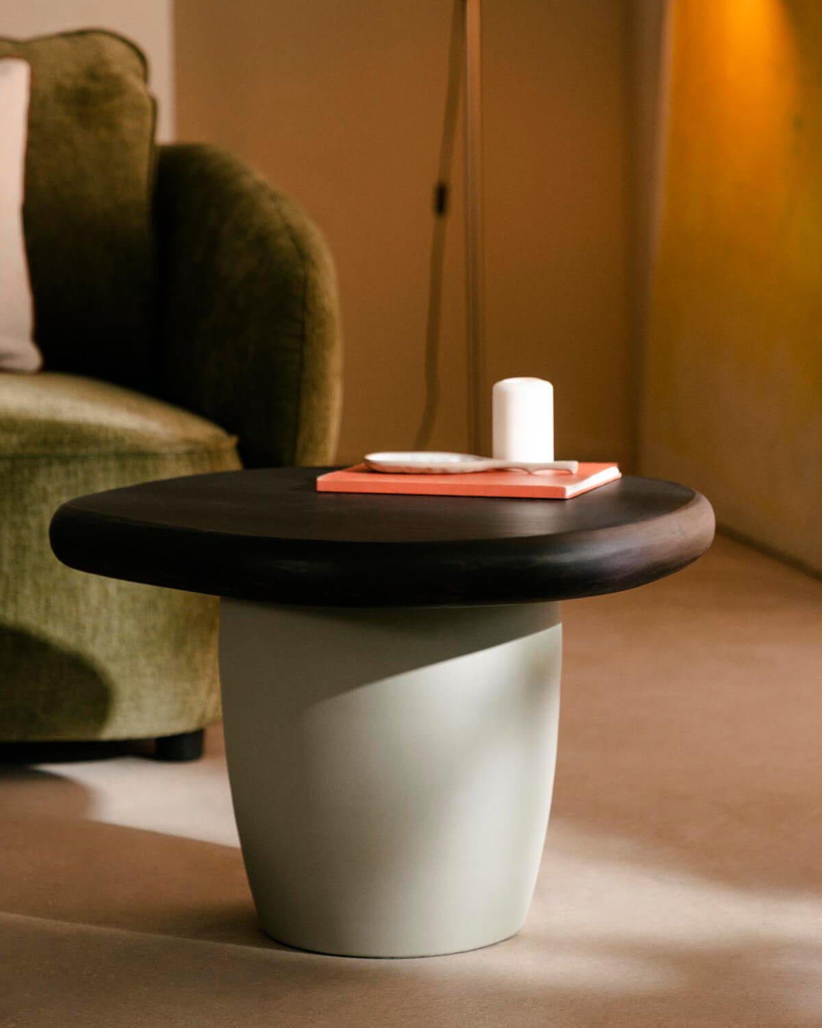 Oval side table 59x58 cm in acacia wood and metal Brezo