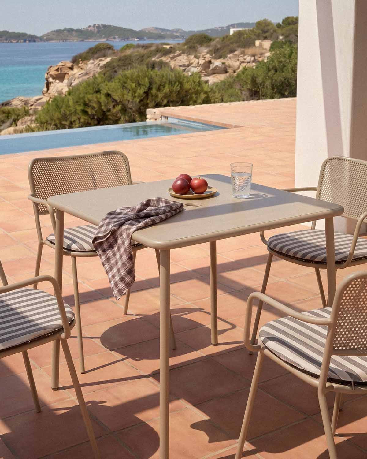 Square outdoor table 80x80 cm in metal Mijail
