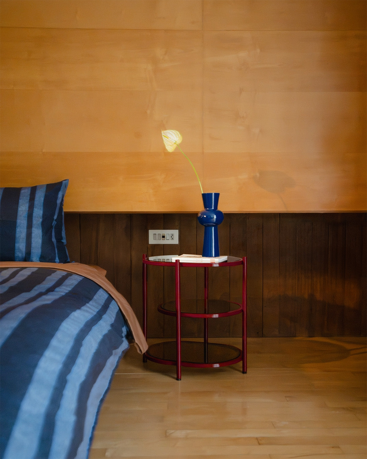 Oval bedside table 50x40 cm in metal and tempered glass by Yerry