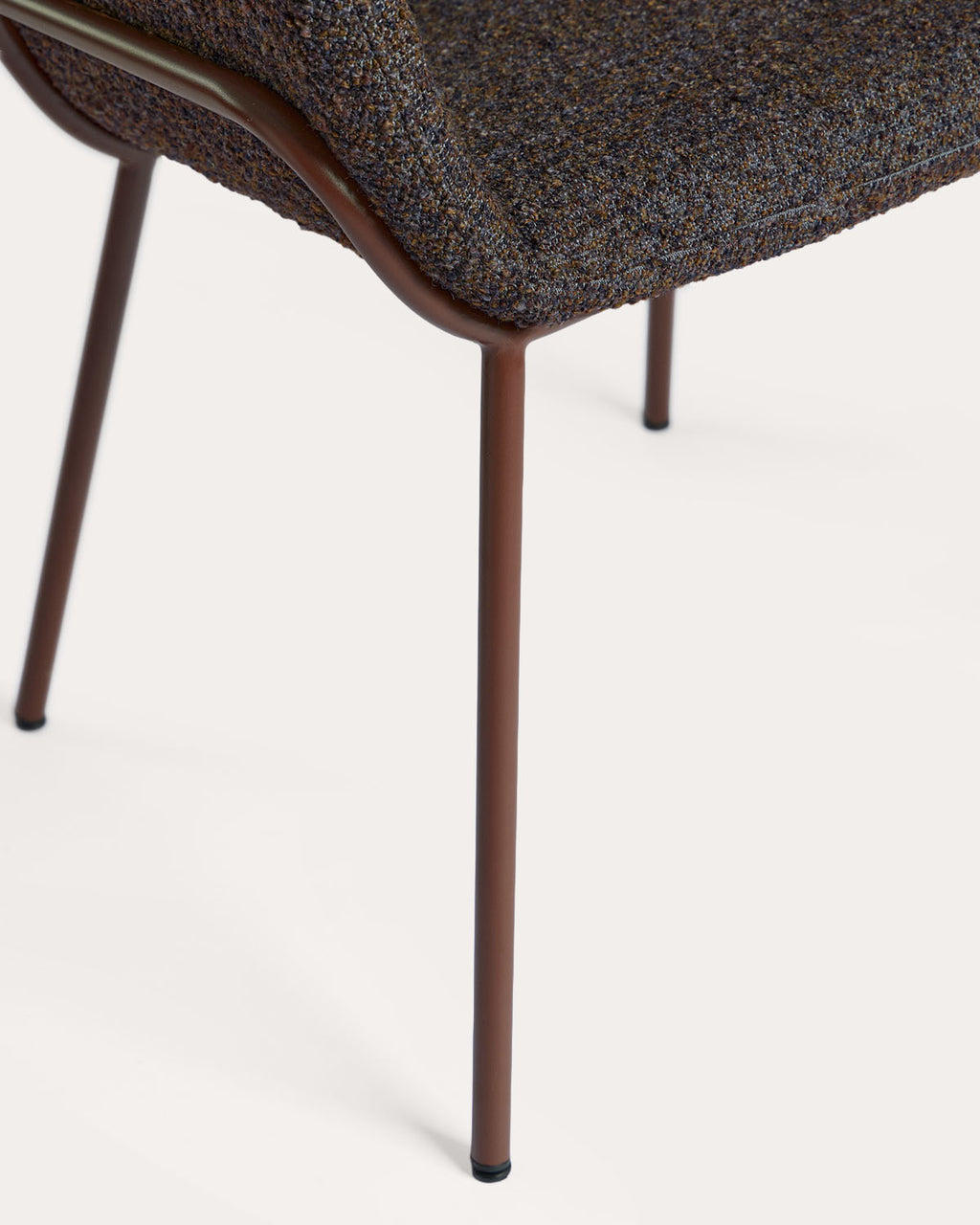 Dining chair with armrests in fabric and metal Oisin