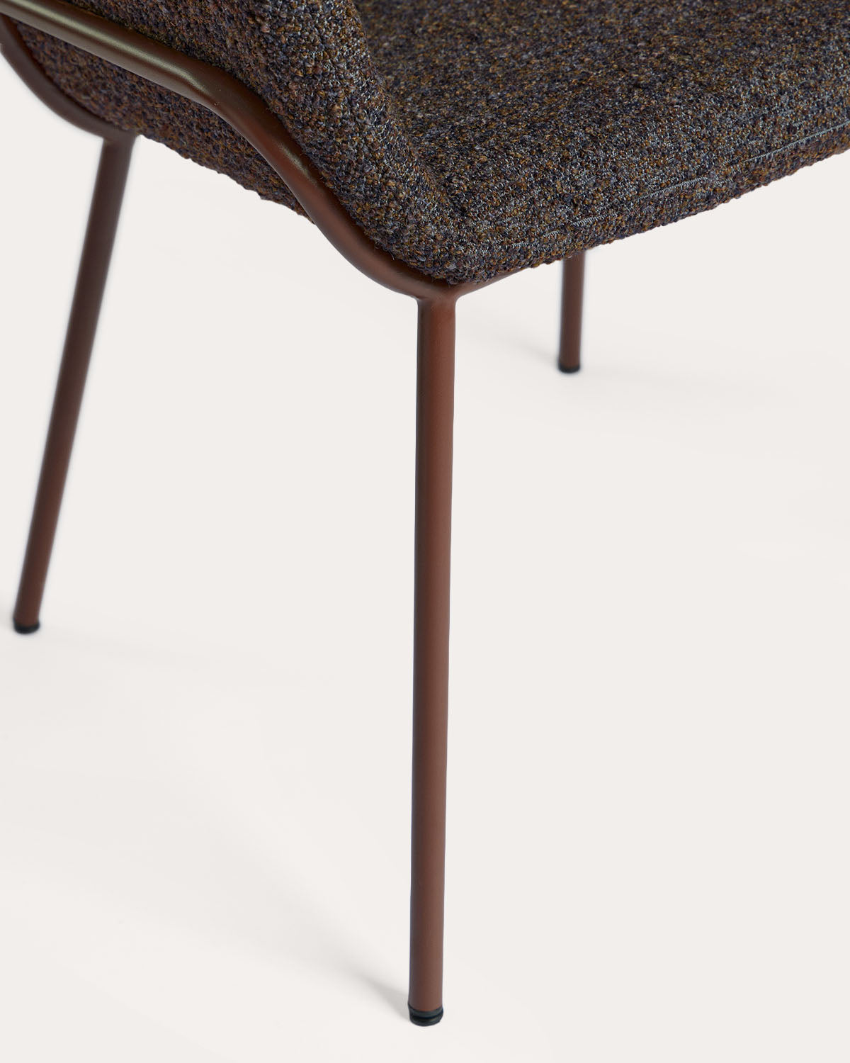 Dining chair with armrests in fabric and metal Oisin