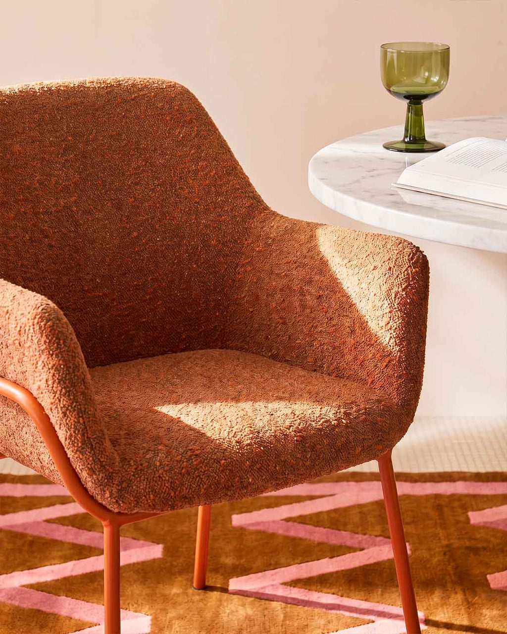 Dining chair with armrests in fabric and metal Oisin