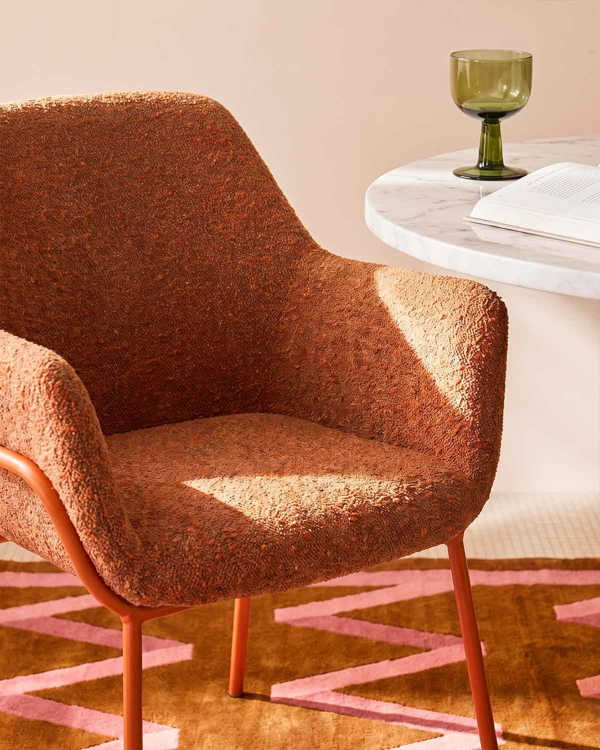 Dining chair with armrests in fabric and metal Oisin