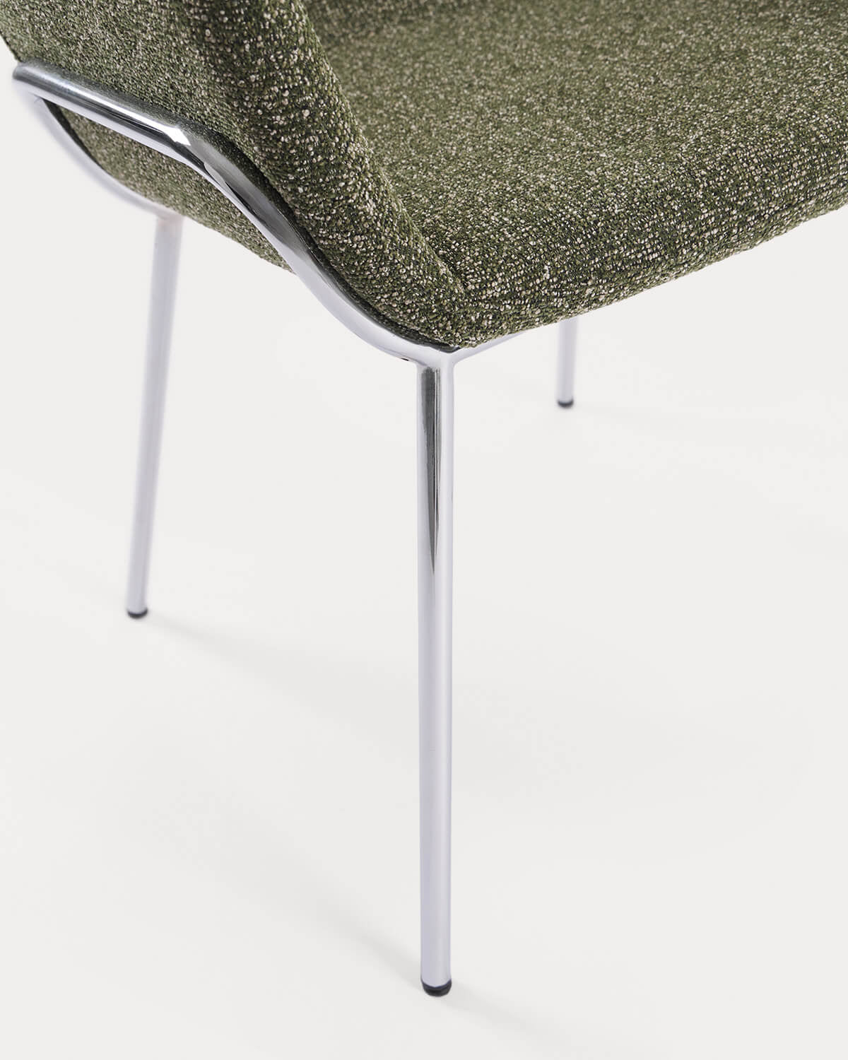 Dining chair with armrests in fabric and metal Oisin