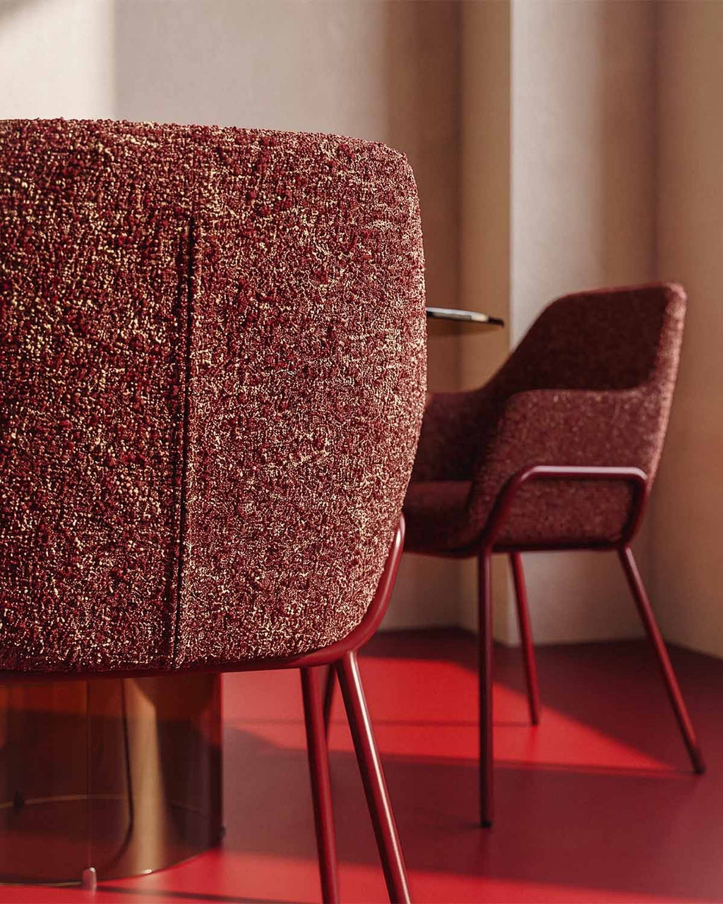Dining chair with armrests in fabric and metal Oisin
