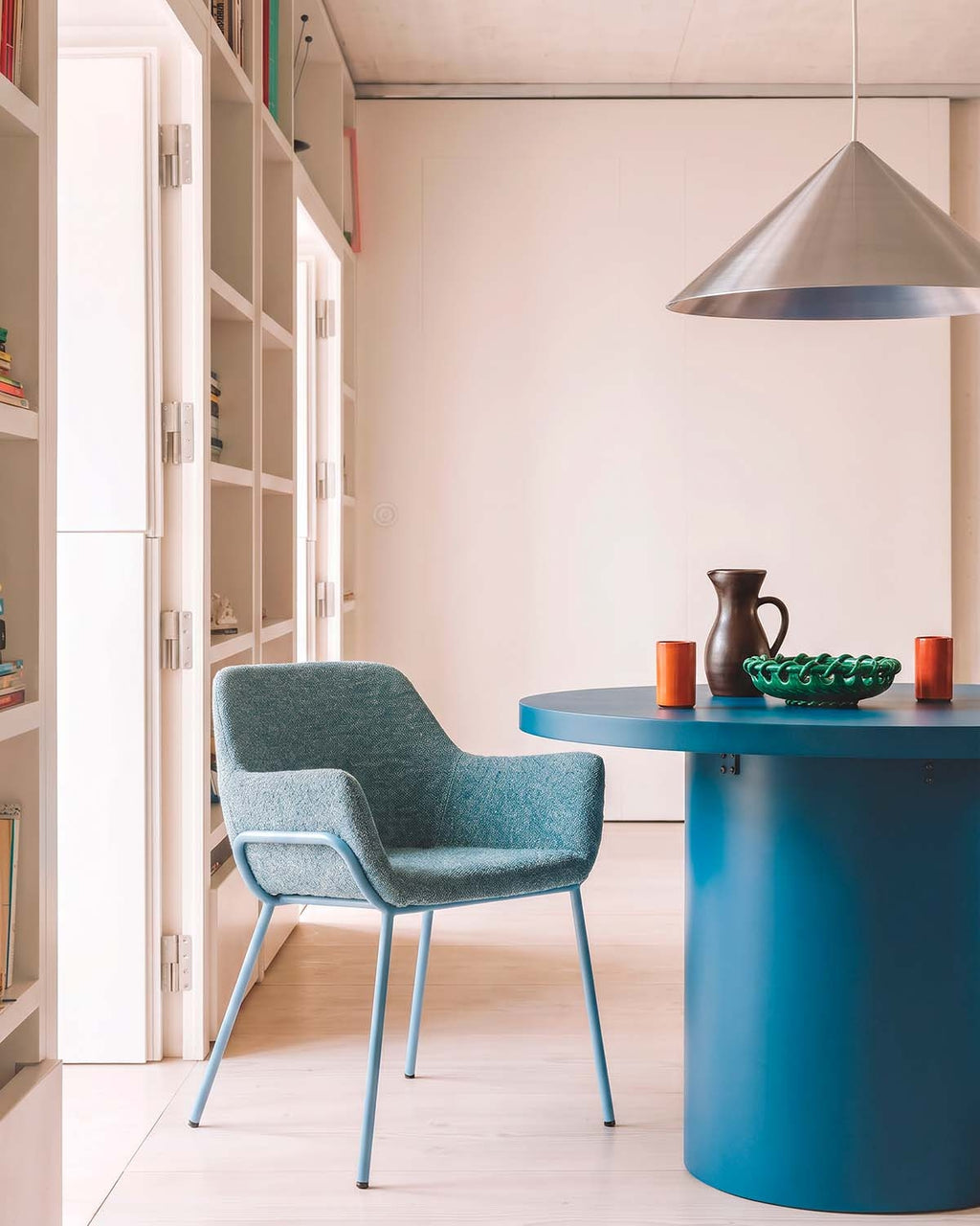 Dining chair with armrests in fabric and metal Oisin